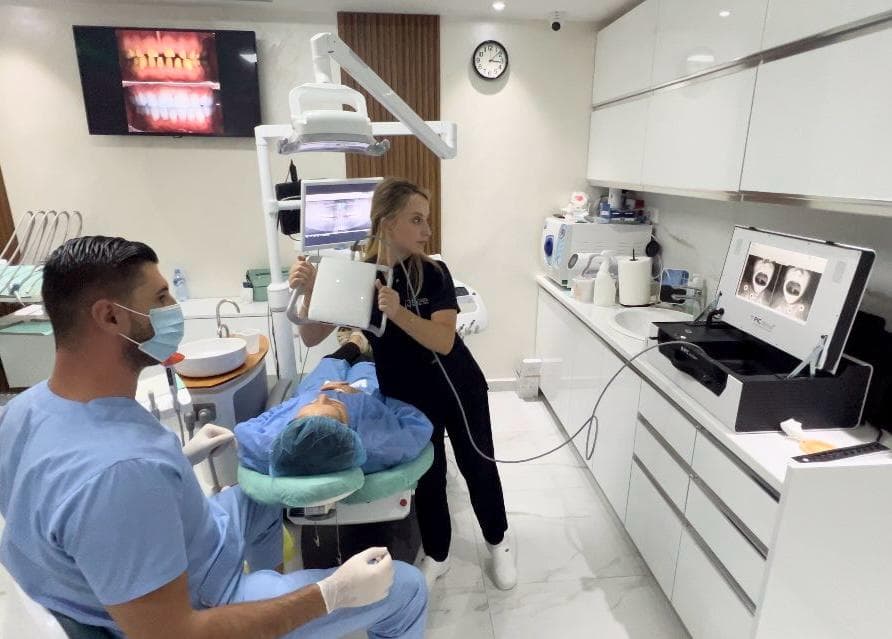 Il team odontoiatrico prepara le cure nella sala trattamenti