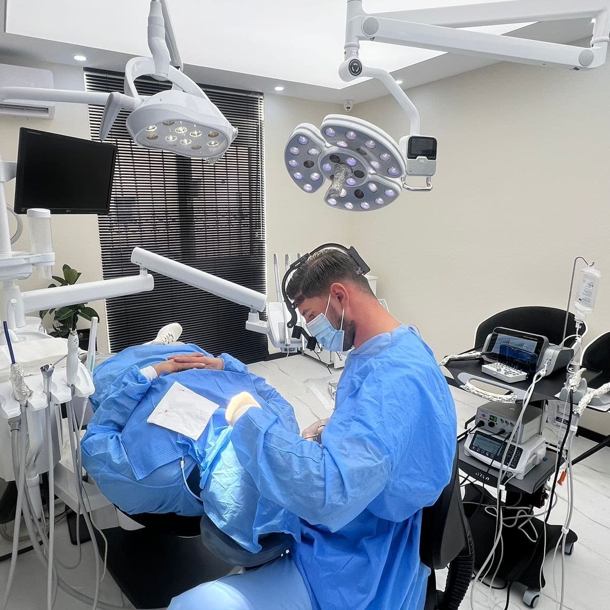 Un dentista cura un paziente presso Loka Dental Clinic